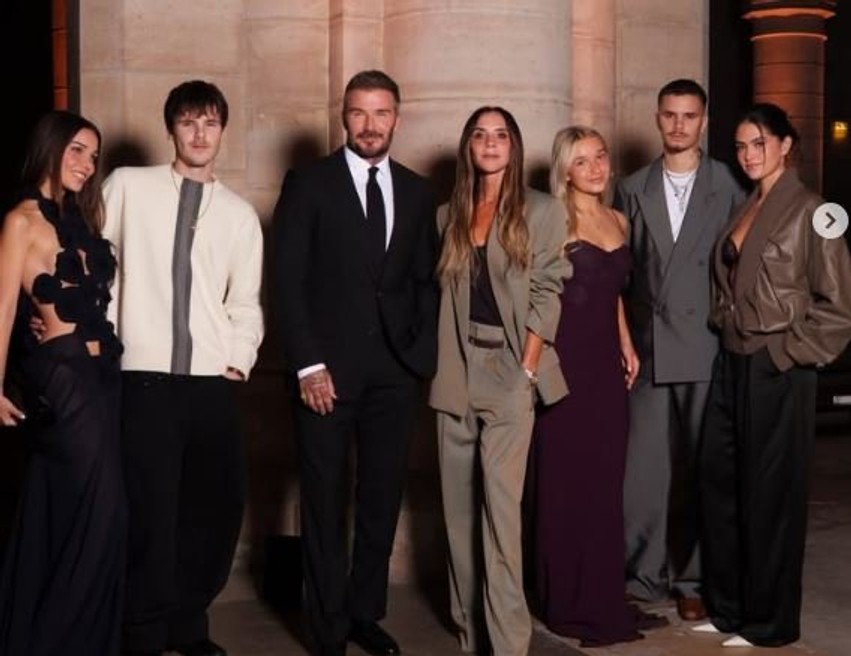Suksesi i Victoria Beckham në Paris, por mungesa e bujshme e Brooklyn shton tensionet familjare