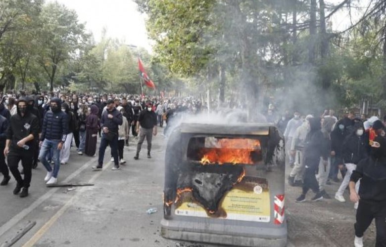 Vala e protestave në Shqipëri: Studentët bojkotojnë mësimin, Kuvendi anullon seancën plenare