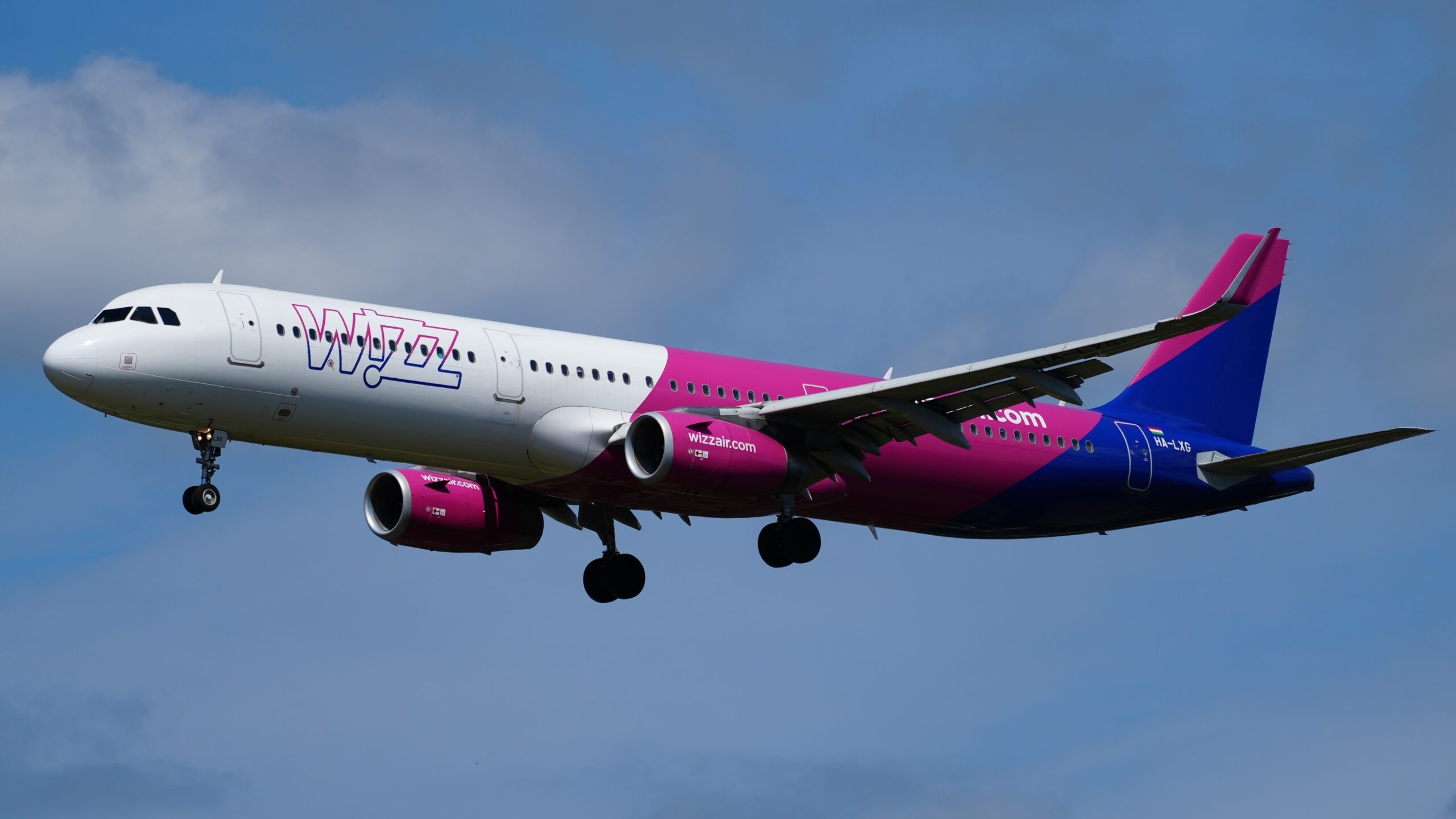 Skandali me Wizz Air në Barcelonë: Pasagjerët shqiptarë mbeten të bllokuar për dy ditë pas shitjes së tepërt të biletave