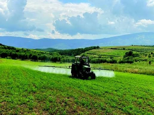 Pakënaqësi në radhët e blegtorëve: Paralajmërohen protesta me mjete bujqësore për shkak të vonesave në pagesat e qumështit