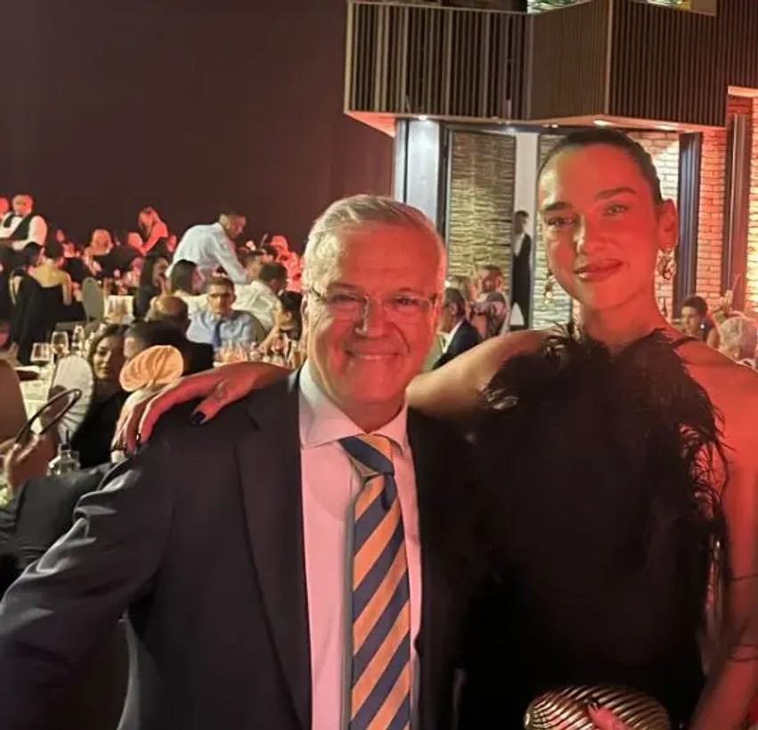 Takim special në dasmën në Kosovë: Ramadan Krasniqi ndan emocionet krah yllit botëror, Dua Lipa
