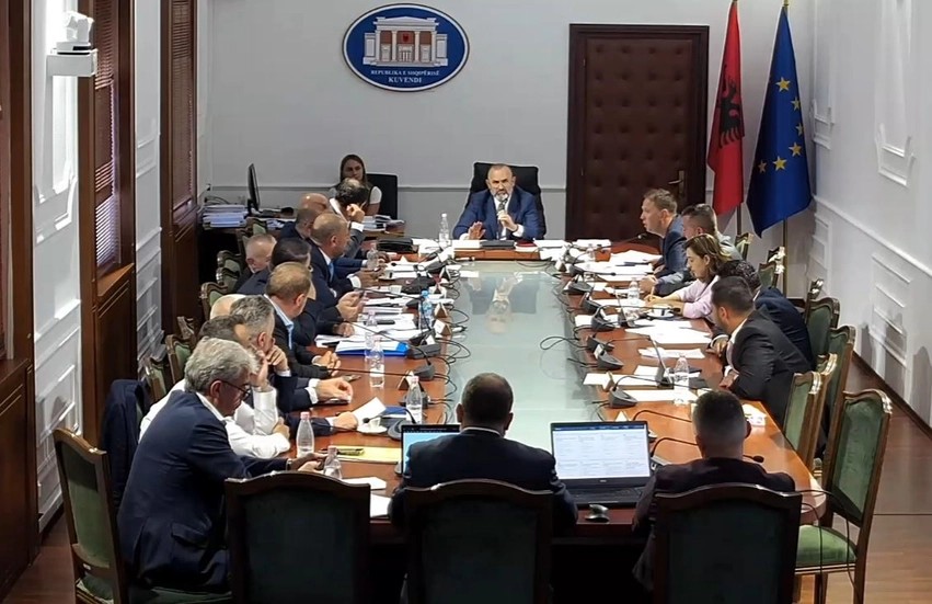 Reforma Territoriale kalon pengesën e parë: Synohet shkrirja e 15 bashkive, tensionohet situata jashtë Kuvendit