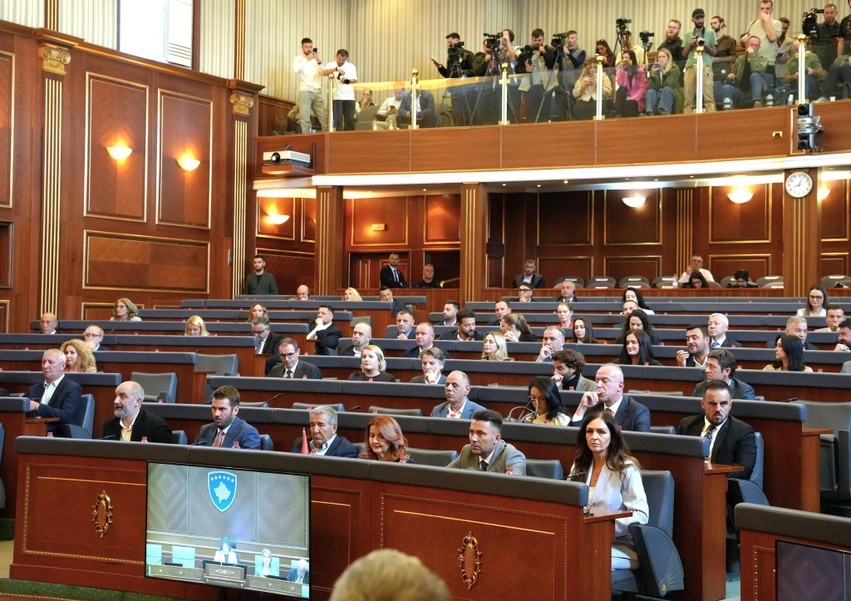 Konsensus i fuqishëm në Kuvend: 99 vota për rezolutën ndaj Gjykatës Speciale, Maloku analizon prapaskenat