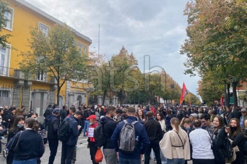 Dita e 19-të e revoltës: Studentët dhe pedagogët rikthehen në protestë para Ministrisë së Arsimit