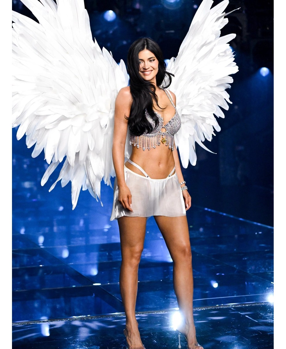 Kylie Jenner shkëlqen në debutimin e saj te Victoria’s Secret me veshjen prej 50 milionë dollarësh