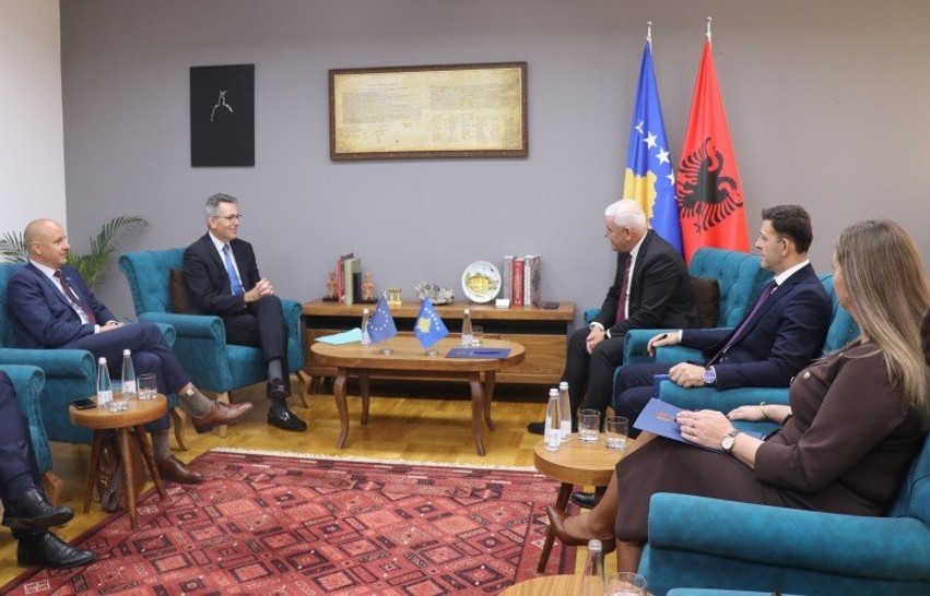 Sveçla takon zyrtarin e lartë të Komisionit Evropian: Kosova po shënon hapa para në migrim dhe siguri