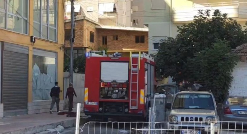 Incident në Fier, flakët përfshijnë kabinën elektrike dhe lënë zonën pa drita