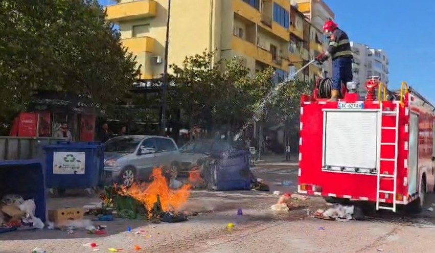 Tensionohet situata në Elbasan: Gjimnazistët bojkotojnë mësimin dhe i vënë flakën kazanëve të mbeturinave