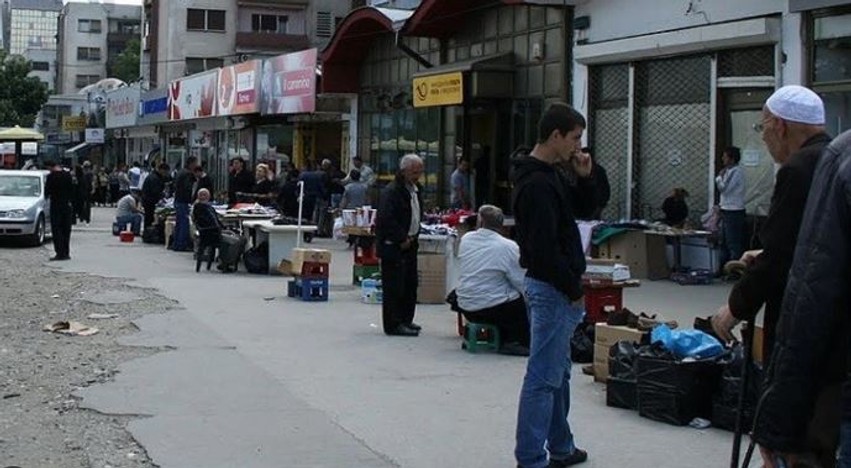 Aksion i madh në Shkup: Largohen tezgat ilegale te Bit Pazari dhe sekuestrohen gjysmë ton ushqime