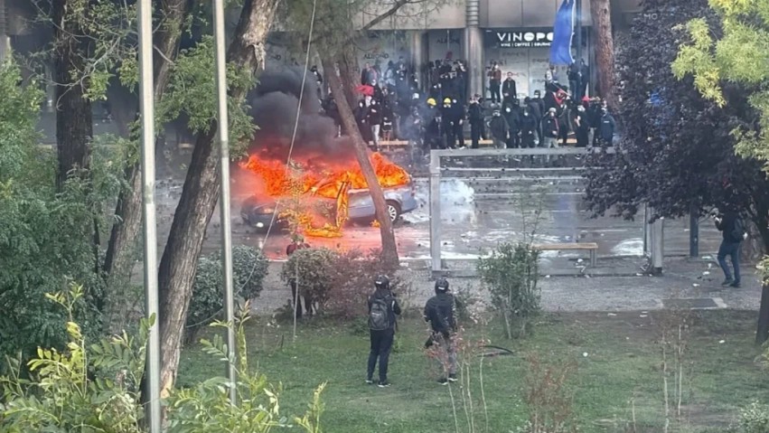 Situata tensionohet në Tiranë: Flakët përfshijnë katin e parë të Gjykatës së Lartë dhe një automjet