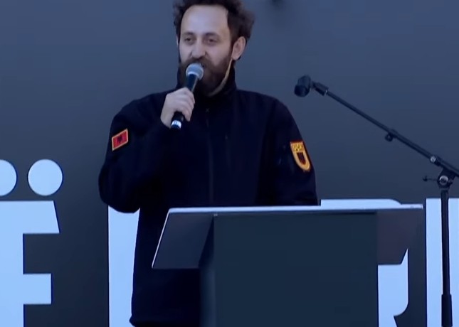 “Hallall ju qoftë gjaku i babait!” – Mesazhi i fuqishëm i Çlirim Hazirit për rininë në tubimin “Jo në emrin tim”
