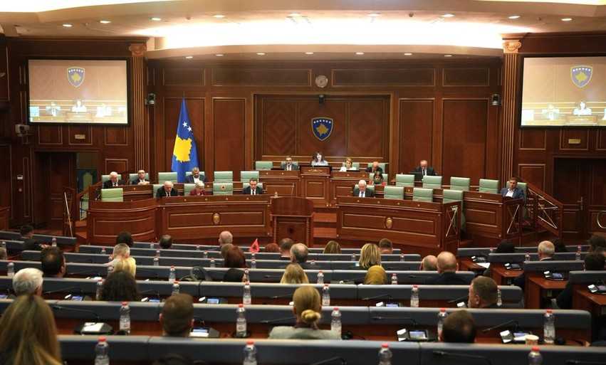 Tronditje në Kuvend pas vrasjes së Arlinda Zekajt: Opozita kërkon largimin e Gërvallës dhe Sveçlës, mungojnë krerët e shtetit