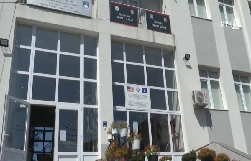 Mbingarkesa në gjimnazet e Prishtinës: Mungesa e kabineteve të informatikës lë nxënësit pa praktikë