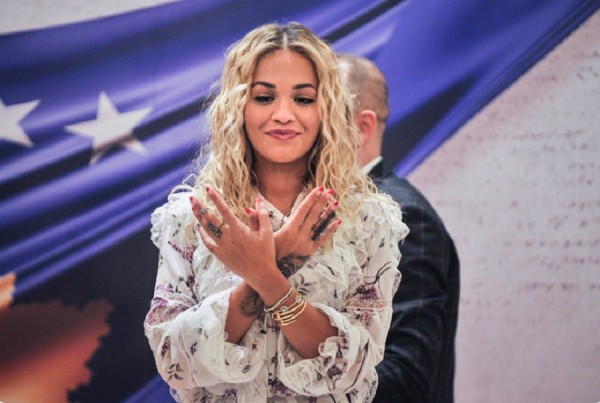 Lidhja e fortë me vendlindjen: Rita Ora publikon momentin e betimit të Justina Shiroka-Pulës