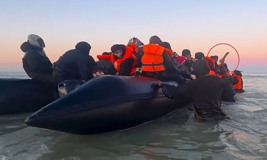Skenë terrori në brigjet franceze: Emigranti nxjerr thikën dhe kërcënon me vdekje përpara se të niset drejt Britanisë