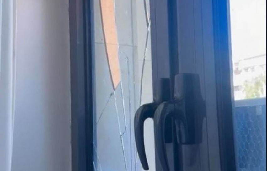 Tensionohet situata para Kuvendit të Kosovës: Dëmtohen dritaret dhe përdoren mjetet piroteknike gjatë seancës