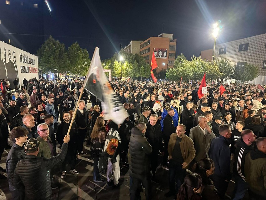 Tubim masiv në Prishtinë: Qytetarët dalin në shesh në mbrojtje të ish-krerëve të UÇK-së
