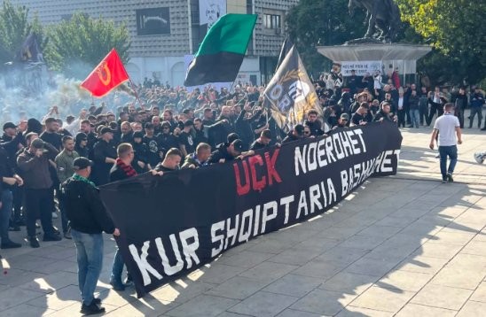 Vëllazërim historik në Prishtinë: Tifo-grupet shqiptare lënë pas rivalitetet dhe bashkohen për mbrojtjen e UÇK-së