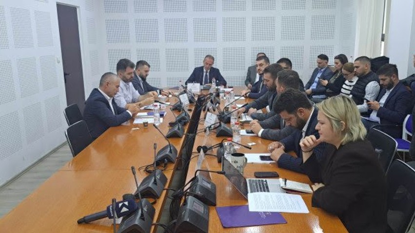 Përplasje në Komisionin për Ekonomi: Mungesa e kryetares së Autoritetit të Konkurrencës ndez debatin mes pozitës dhe opozitës