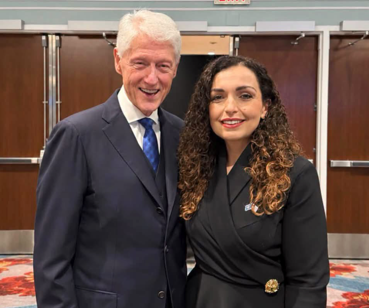 Vjosa Osmani takon Bill Clintonin
