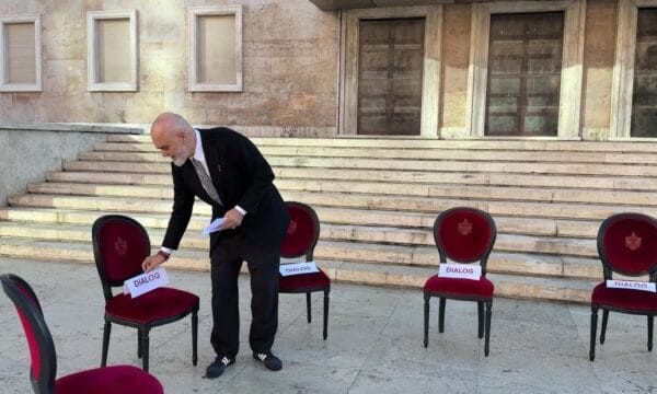 Edi Rama reagon me video nga Kryeministria pas dëmtimit të karrigeve të dialogut nga protestuesit