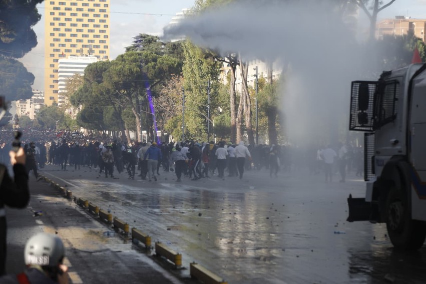 Trazirat në protestë: Tetë të lënduar kërkojnë ndihmë mjekësore, mes tyre një deputet dhe gazetarë
