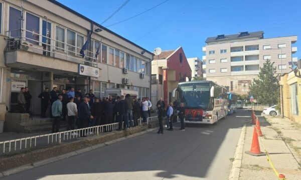 Bllokimi i rrugëve drejt aeroportit të Prishtinës: Katër të arrestuar gjatë protestës kundër vizitës së Von der Leyen
