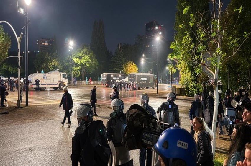 Tensionet në Tiranë: Policia përdor sprej dhe agjentë kimikë, rrëzohet droni i rendit gjatë protestës
