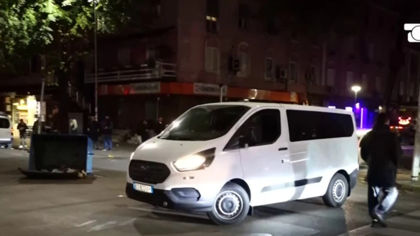 Tensione dhe përplasje fizike te rruga “Mysym Shyri”: Policia ndërhyn dhe shoqëron protestuesit