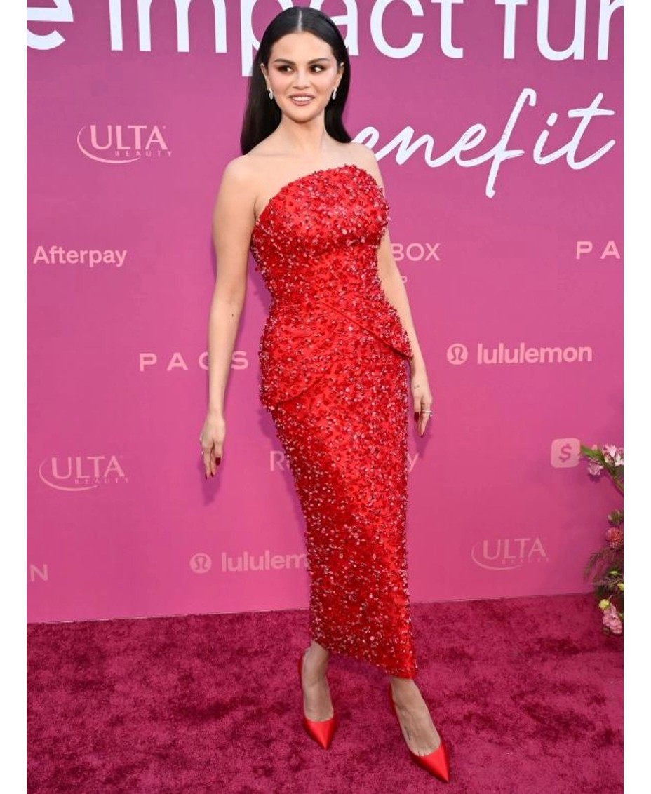 E mahnitshme në të kuqe: Selena Gomez tërheq vëmendjen në Los Angeles për një kauzë jetësore