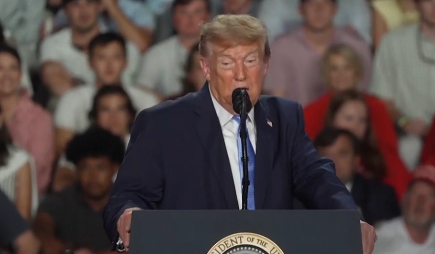 Trump tregon prapaskenat: Si e bindi kreu i Google të heqë dorë nga riemërtimi i Oqeanit Atlantik