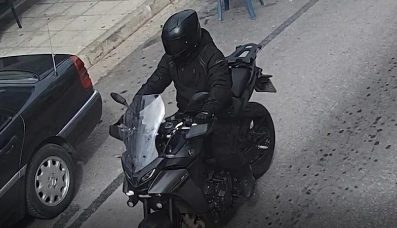 Ekzekutimi në Sarandë: Publikohen pamjet e dyshuarit me dy armë në duar