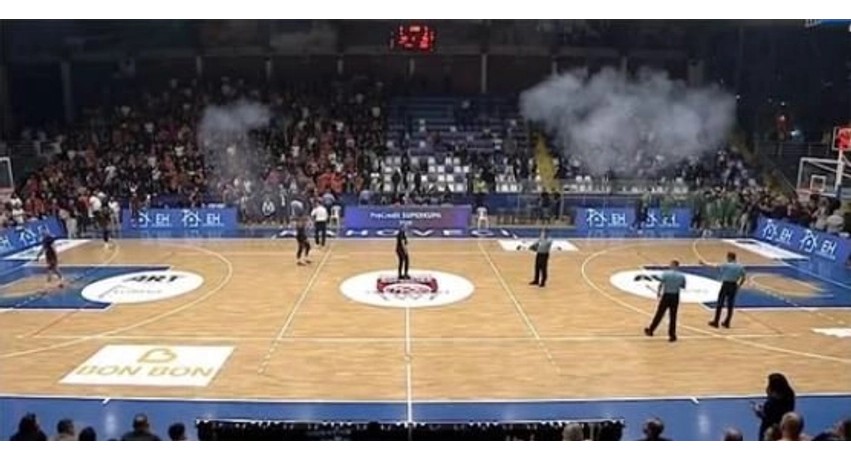 Tensioni në Rahovec: Hedhja e mjeteve piroteknike nga “Arpagjikt” detyron ndërprerjen e finales së Superkupës