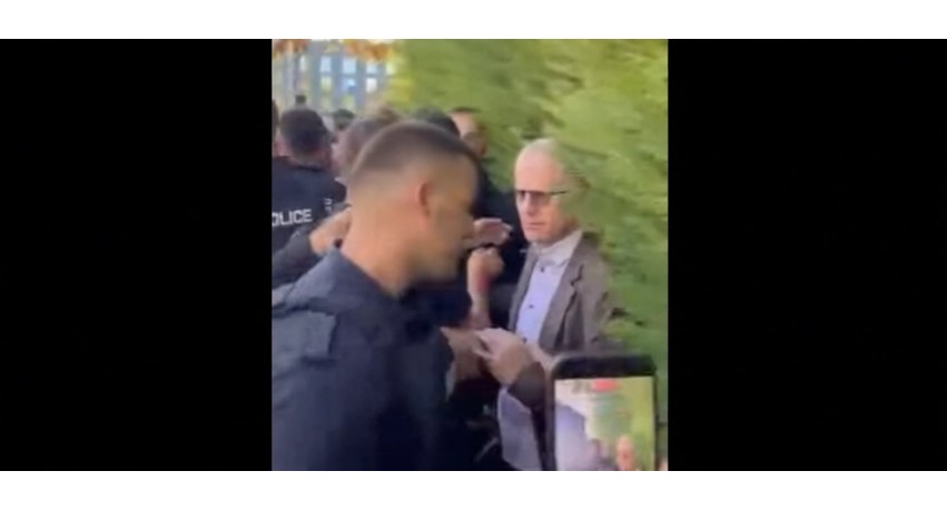 Tensione të larta para Kuvendit: Zëvendëskryeministri Bislimi sulmohet fizikisht nga protestuesit