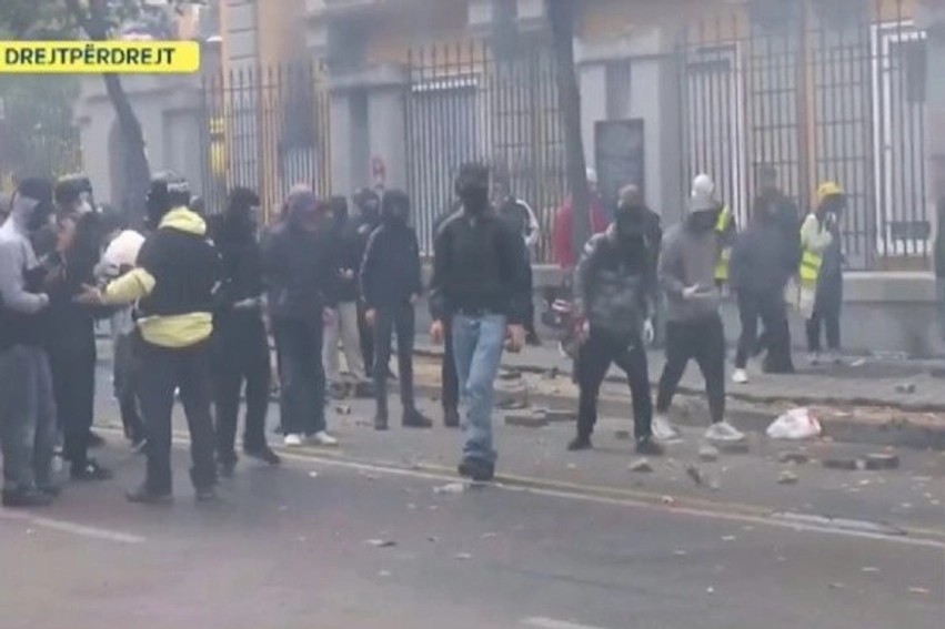 Tensionet në Tiranë: Përdoren llastiqe dhe kapsolla ndaj policisë gjatë protestave paralele