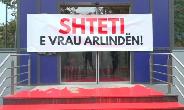 Aksion protestues para Qeverisë: Ngjyra e kuqe mbulon shkallët pas vrasjes tragjike të Arlinda Zekajt