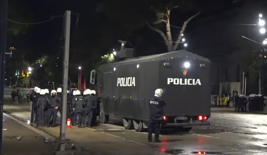 Tensioni pas protestës: Policia intensifikon kontrollet në terren dhe vijon shoqërimet në kryeqytet