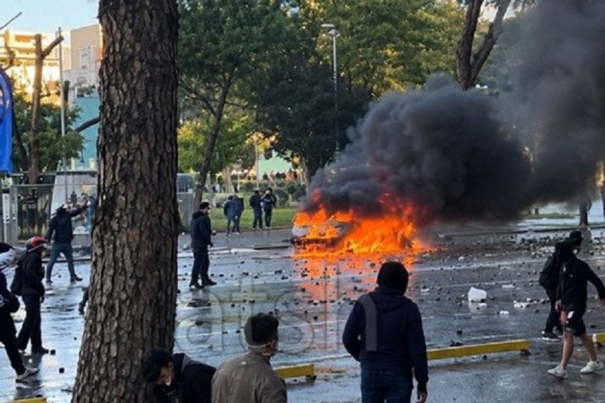 Tensionohet situata para Kryeministrisë: Përplasje të ashpra mes protestuesve dhe forcave të rendit