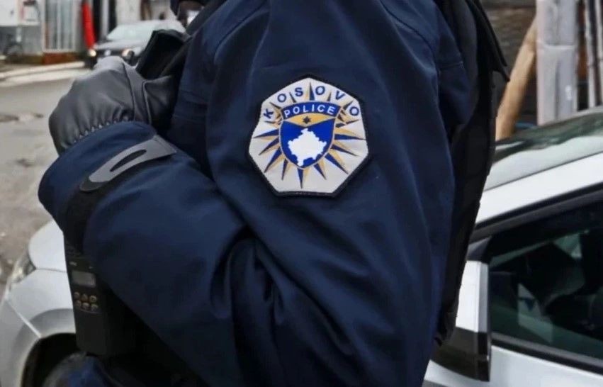 Goditje trafikut të armëve: Dy të arrestuar dhe një në arrati, policia sekuestron një arsenal armatimi