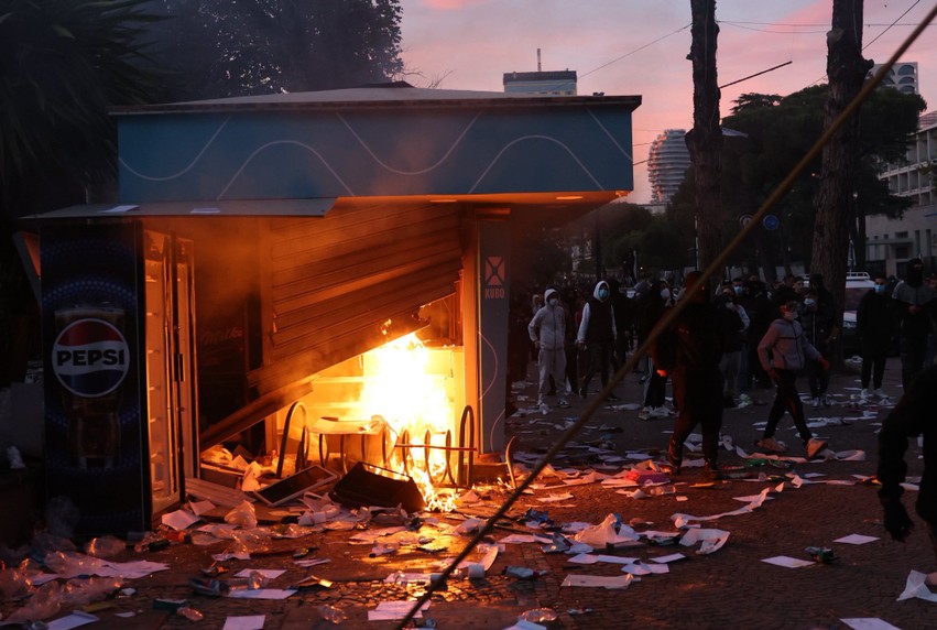 Bilanci i shkatërrimit nga protestat: Ibrahimaj publikon pamjet e degëve bankare dhe ATM-ve të dëmtuara në mbarë vendin
