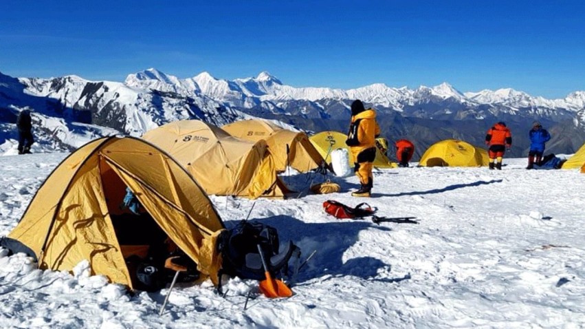 Tragjedi në Himalaje: Dhjetë alpinistë zhduken pas goditjes nga orteku i borës