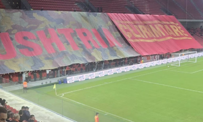 Nderim për UÇK-në në derbin e kryeqytetit: Tifozët e Partizanit elektrizojnë stadiumin “Air Albania”
