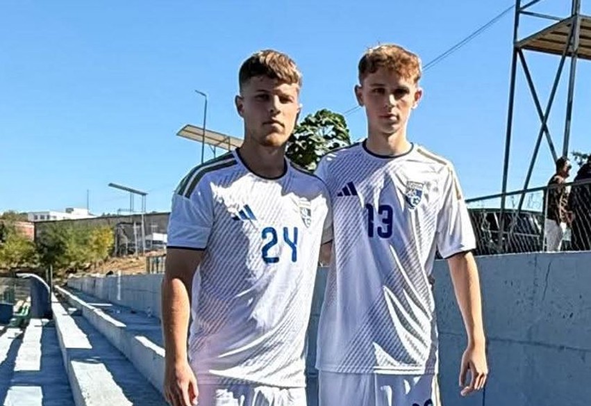 Nga gjaku i dëshmorëve te fusha e blertë: Nipat e komandantit Mujë Krasniqi shkëlqejnë me Kosovën U-19