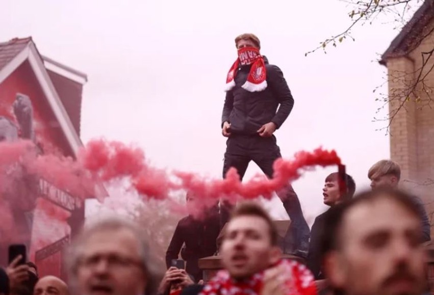 Klimë enigmë dhe e zjarrtë në “Anfield”: Tifozët e Liverpoolit paralajmërojnë pritje armiqësore për Manchester Cityn