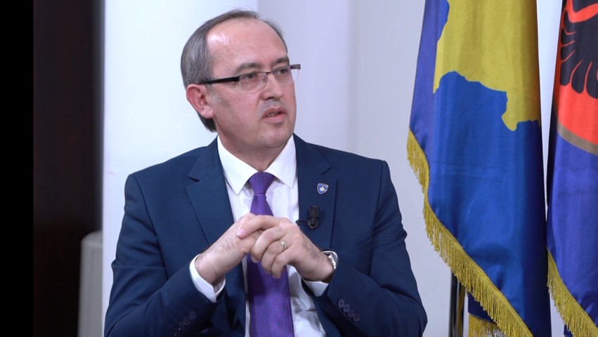Hoti forcon qëndrimin: Paktet partiake negociohen, por Kushtetuta është e paprekshme