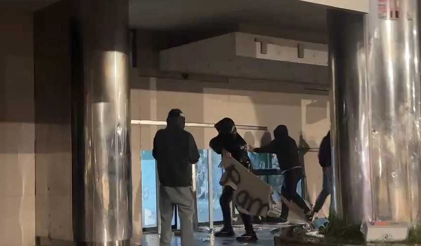 Tensionohet situata para Kryeministrisë: Protestuesit dëmtojnë dyqanet dhe çajnë me forcë dyqanin e bankës