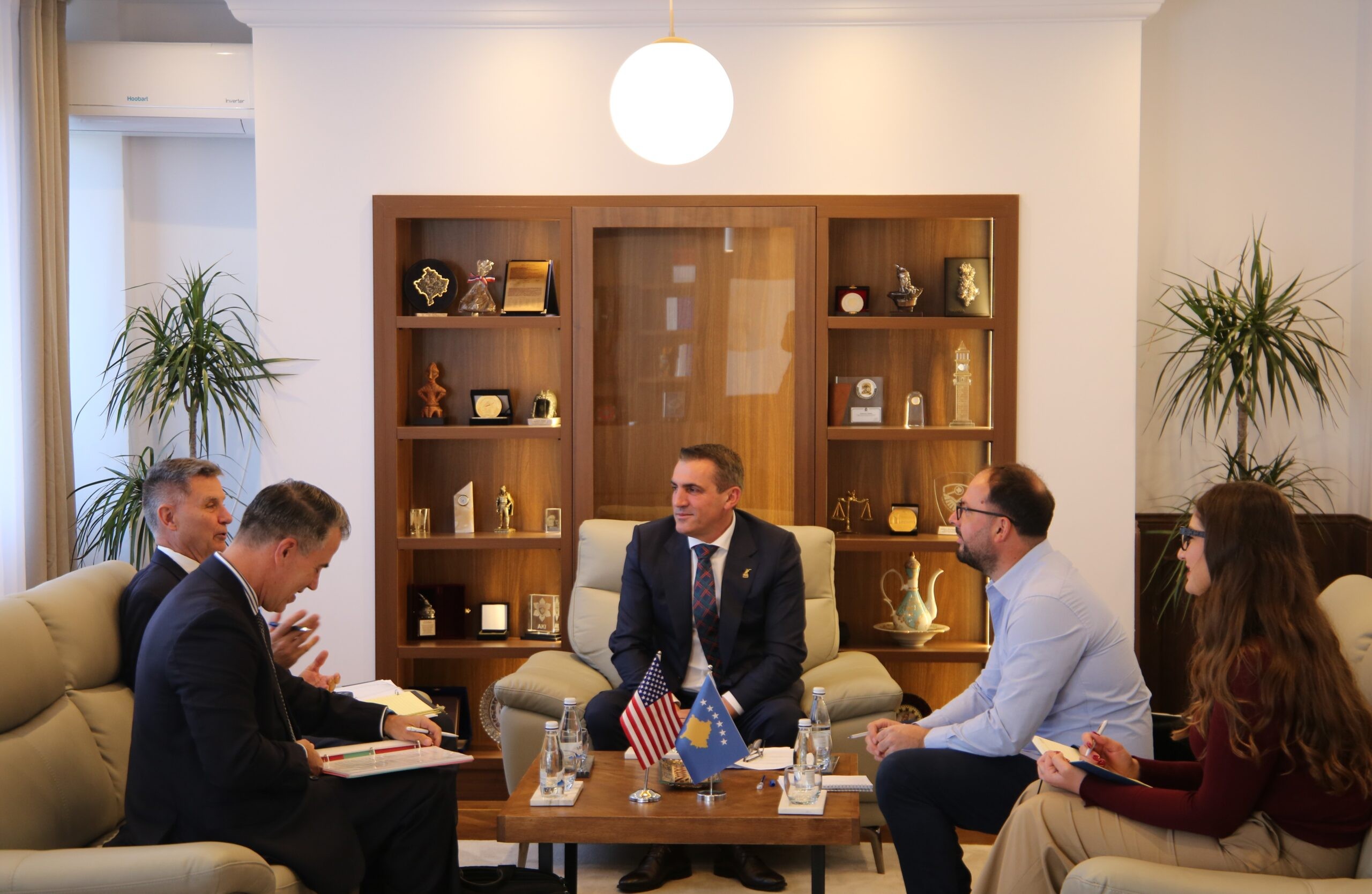 Bashkëpunim SHBA-Kosovë: Kryeprokurori Gashi takon delegacionin e Departamentit të Thesarit