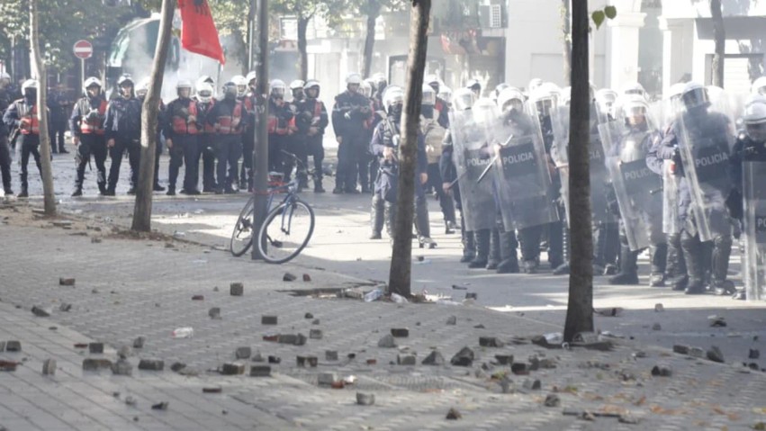 Tensione para Ministrisë së Arsimit: Policia përdor gaz lotsjellës dhe ujëhedhëse ndaj protestuesve