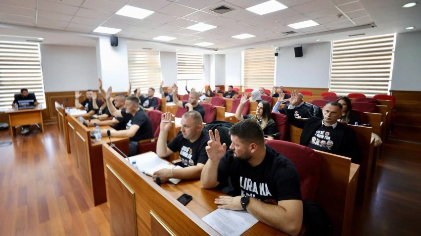 Skenderaj ngrihet në mbrojtje të vlerave të UÇK-së: Kuvendi Komunal miraton njëzëri deklaratën “Jo në emrin tim”
