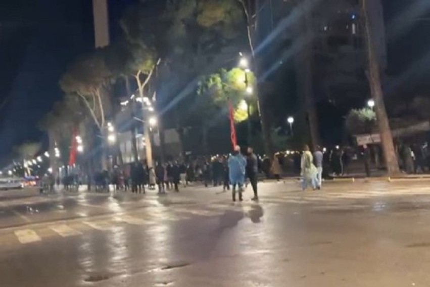 Tensionet para Kryeministrisë: Protestuesit rikthehen në shesh dhe përleshen me efektivët e policisë